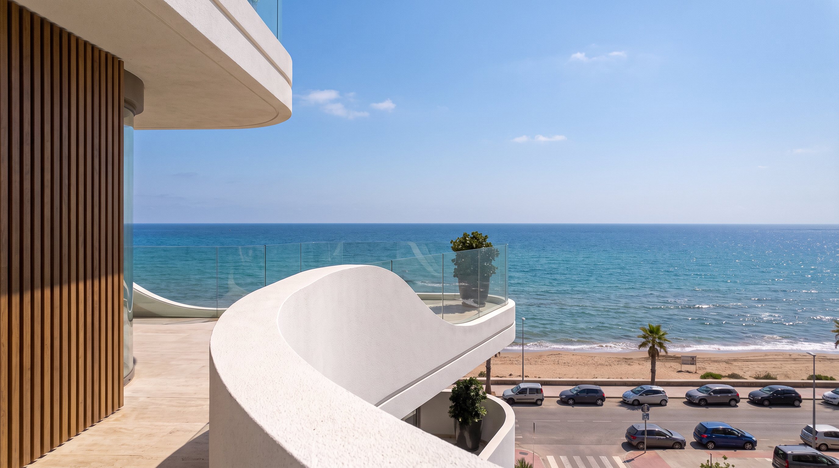 Balcón curvo de Ona al sol, con el mar al fondo
